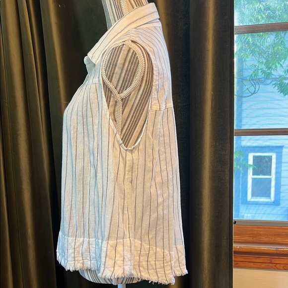 White Cotton Linen Sleeveless Striped Button-Up cropped Top - Picture 2 of 4